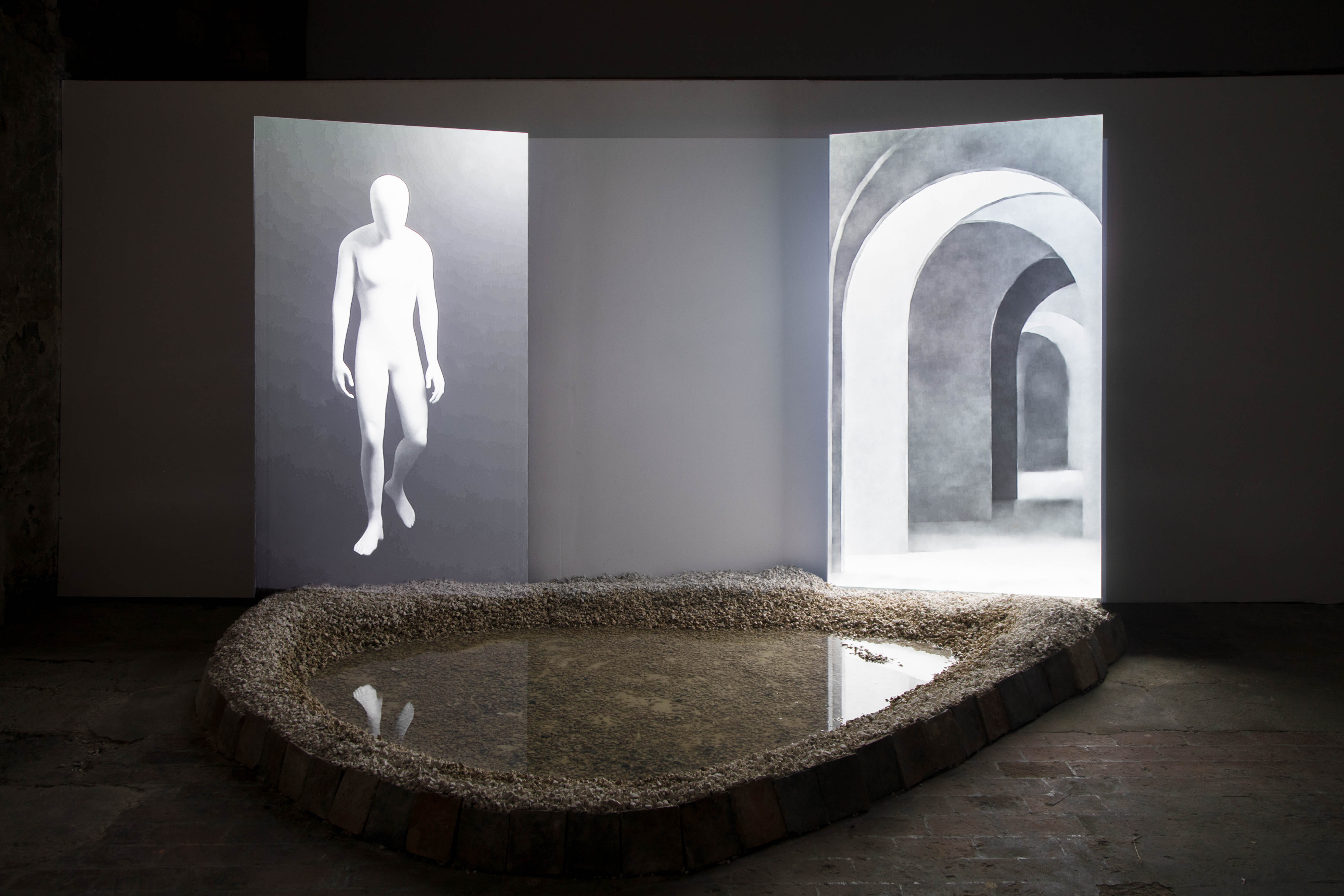 Deux surfaces de projection se font partiellement face : sur l'une un personnage marche, sur l'autre des portes s'enchainent à l'infini